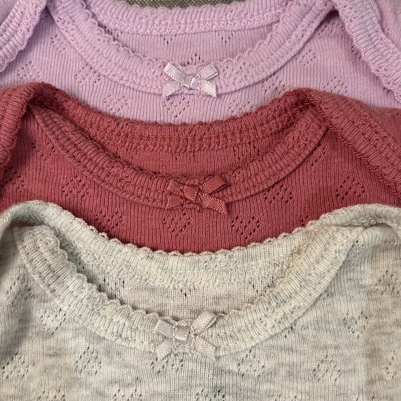 EUC! 💟 BABY GIRL’S LONG SLEEVE NEWBORN ONESIE BUNDLE - Picture 6 of 8